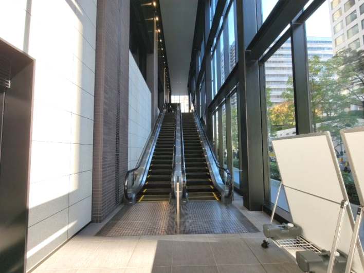 【グランドエントランス】2基のエスカレーターがございます！3層吹抜けの大空間です！
