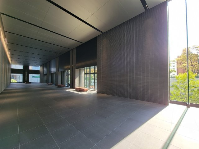【エントランスホール】高木を見下ろす、底知れない開放感。無駄な装飾を廃した安らぎのエントランスです。