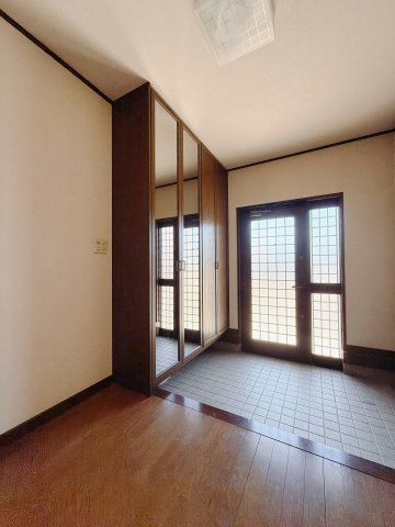 ■玄関｜収納豊富な玄関♪全身ミラー付き収納もあり、お出かけ前の身だしなみチェックもバッチリです！　