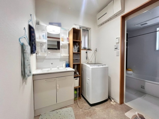 機能的な洗面室・洗濯機置場。