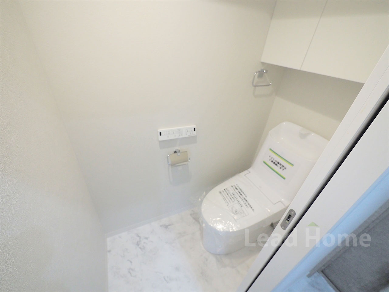 白を基調とした清潔感のあるトイレです。