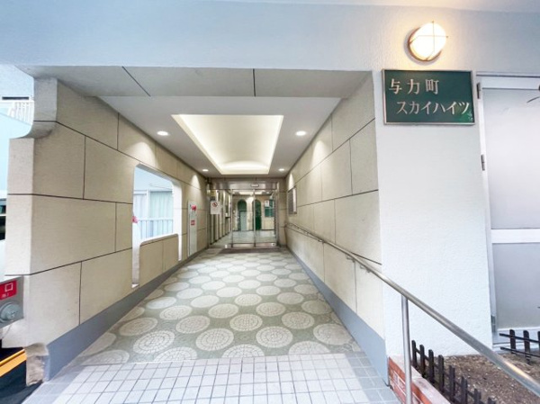 与力町スカイハイツのエントランス