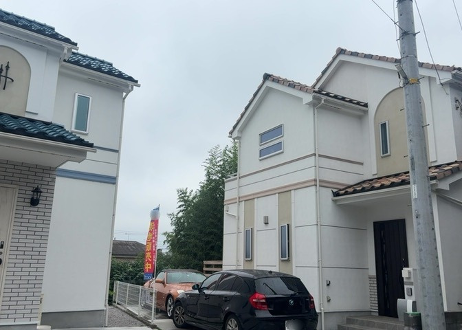 バルコニーは、室外の専用スペースのうち、「屋根がなく開放された空間」であるものを指します。ベランダより広いタイプのものが多く、日当たりもよいため家庭菜園などを楽しみたい人にとって適した環境となります。