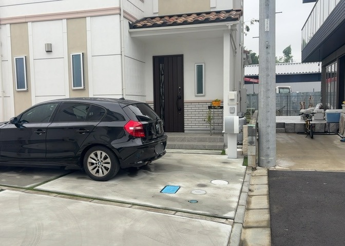 玄関は家の顔でもあり、家族以外の目にも止まる場所です。玄関は外との間を仕切る扉、靴などをしまっておく収納スペース、靴脱ぎのたたきスペース、来客とのやり取りをするドアホンなど複数のアイテムからなります。