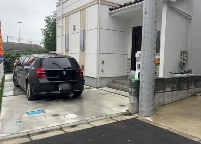 建物の基礎工事の方法は、主流となっているベタ基礎（防湿基礎）と布基礎の2種類に分類され、床下の通気性や耐久性などに違いがあります。建物の基礎部分の構造や付帯設備など詳細については現地でご確認ください。