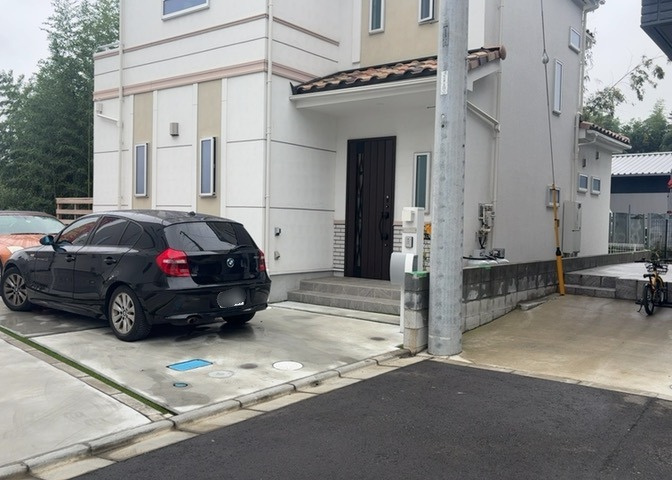 玄関ポーチにおいて最も重視すべきと言っても良いのが広さです。適切な広さの玄関ポーチでないと外見的なバランスは崩れてしまいますし、何より使いにくくなってしまいますので、現地で実際に下見をしてみましょう！