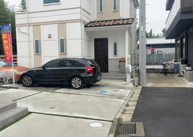 床下換気口は、床下に湿気がこもることを防ぎ、効果的に換気を行うために設置されています。床下換気口が設置されていない建物は、基礎パッキング工法などにより換気を行なっています。詳細は現地でご確認ください。