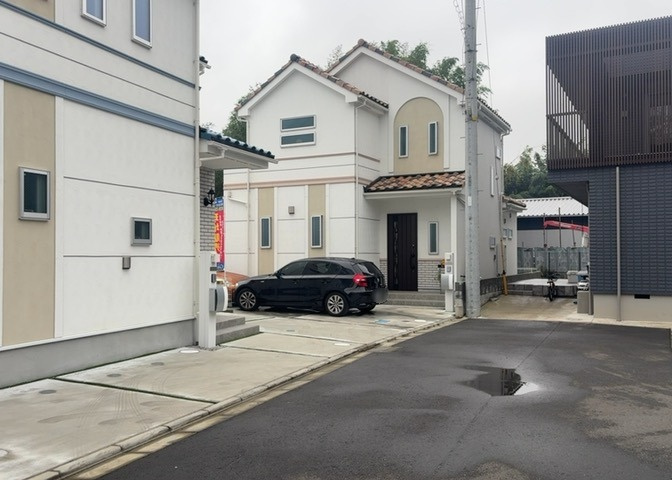 南側道路の場合は長い時間光を入れ込むことができるため、庭やリビングを道路側に持ってくることが多く土地価格も高い傾向にあります。一方北側道路だとリビングや庭が南側になりプライバシーを守ることができます。