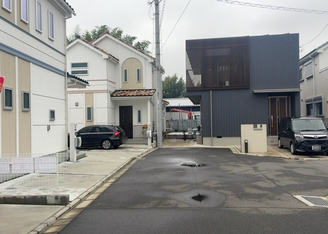 東側道路の場合は居室を南向きに設計しやすいため、朝日が入りやすいというメリットがあります。一方、西側道路も東側同様に居室を南向きに設計しやすいのですが、住宅地だと朝日が入りにくいという弱点があります。