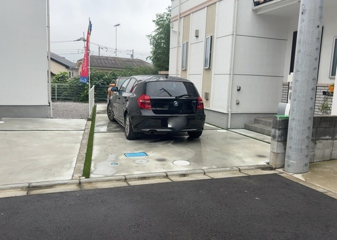 車一台あたりに必要なスペースは、標準サイズの普通自動車で横幅2m50cm、長さ5mは必要になります。ただし、乗降のことも考慮して横幅3m30cm、長さ5m50cmほどは確保できるところを選びましょう。