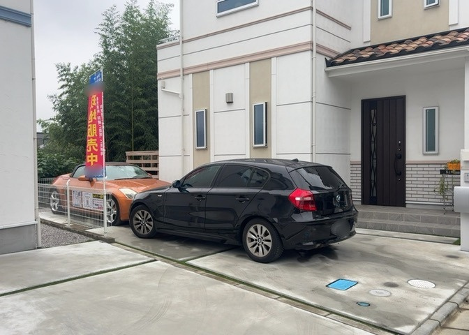 庭のある家に住むことのメリットとして、子どもたちの遊び場を確保できること、ガーデニングや家庭菜園を楽しめること、明るさを確保できることがあります。また、配置を工夫することでプライバシーが確保できます。