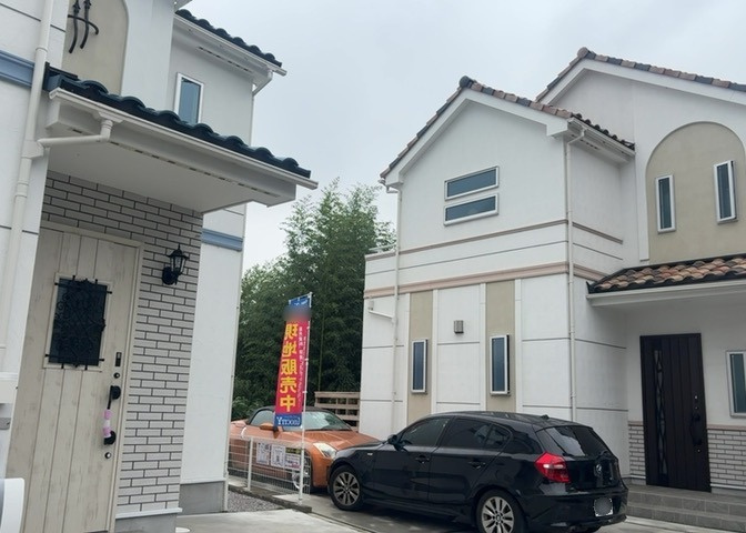 バルコニーは、建物内から室外へ楽に出入りできる便利なスペースです。また、バルコニーには手すりを付けることが義務付けられており、手すりの高さは110cm以上で施工することが建築基準法で定められています。