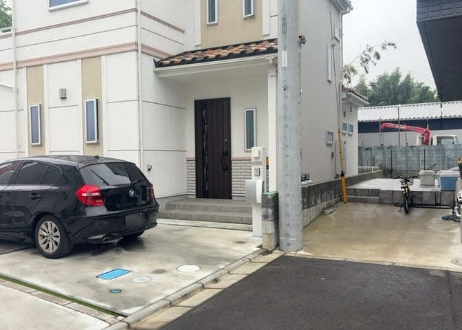 玄関は家の顔と言っても過言ではありません。現地を見学する際は玄関の広さや全体のバランスなどを見てみるといいでしょう。一般的なアプローチのしやすさだけではなく、お年寄りにも優しい設計のものだと安心です。