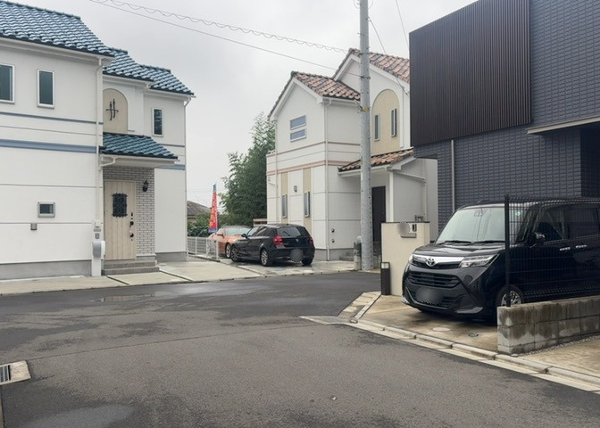 住宅用の土地では前面道路に2m以上接していなければならないと法律で定められています。しかし、お持ちの車のサイズやライフスタイルなどにより、2mでは利便が悪い場合もございますので、事前に確認しましょう。