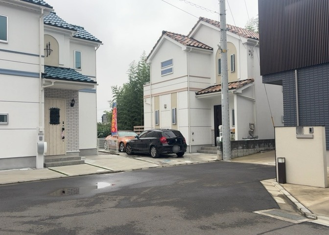 道幅が広い場所は日当たりや風通が良好です。幅が広いのですれ違いも可能ですし大きな車でも駐車可能！一方で、大型車が通ることも多くなるため交通量の増加により騒音に繋がります。また土地の値段が高くなります。