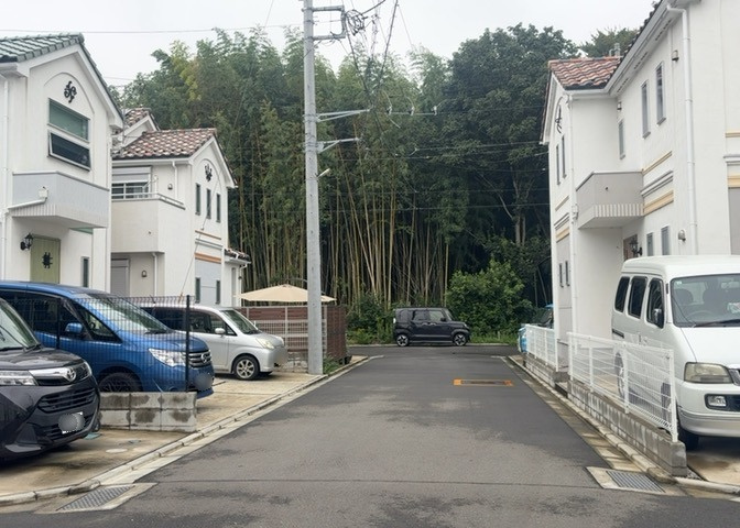 眺望を気にして物件を探す場合、前面に建物が建っていないか現地で確認しましょう！前面に建物があると景色はもちろん、日当たりや風通しにも影響が出てきます。住んだ時のことを想像しながら現地見学をしましょう。
