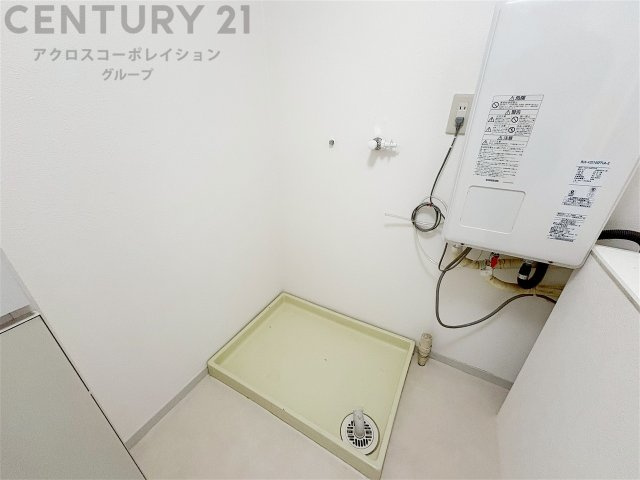 洗濯物の仕分け作業がしやすく、整理整頓が容易になります。洗濯音や湿気を他の部屋に持ち込まず、生活環境を快適に保ちます。上部を活用すれば収納スペースを確保でき洗剤や洗濯用品の整理もしやすくなります。
