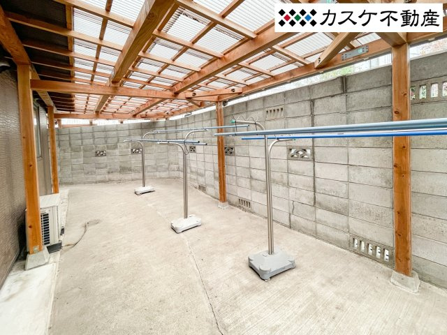 キッチンの勝手口から出入り可能☆物干しや物置スペースとして◎