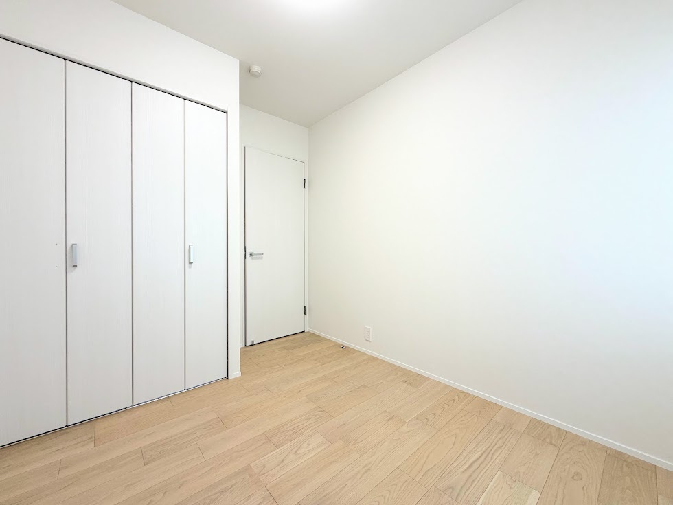 ◆室内はいつも明るい印象なので気持ちの良い朝を迎えられます。各部屋にはクローゼットを完備しており、収納が多いお家はすっきりして快適空間です。