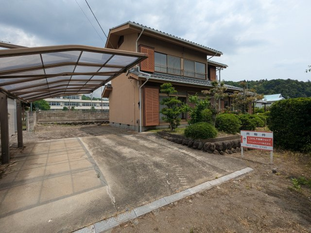 屋根付きの駐車場で、愛車を守りましょう。