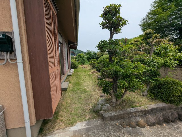 和風のお庭です。ゆっくりと時間をかけた庭造りもできそうです。