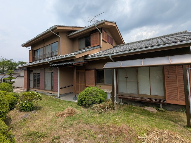 お庭の手入れも楽しめそうです。南向きで日当たり良好です。