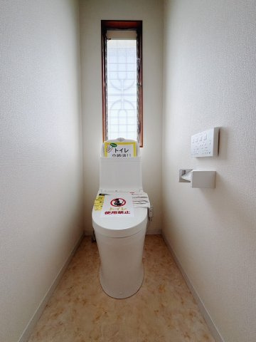 ■トイレ｜白を基調とした清潔感溢れるトイレになっています。トイレには窓がついていますので常に換気をすることができ清潔を保てます。