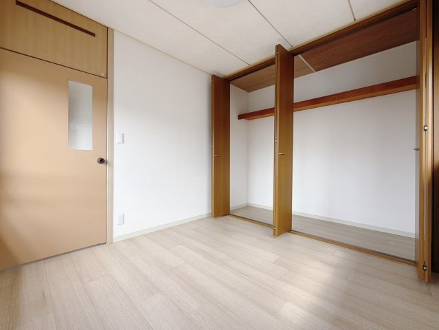 ■洋室｜2階居室には収納をご用意しています♪常にお部屋を綺麗に保てます！小さなお子様も自然とお片付けができるようになるのでうれしいですよね！