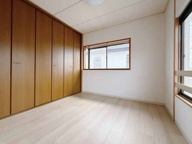 ■洋室｜ナチュラルカラーの床です。模様替えなどとても楽しく工夫できます♪陽当たり、風通しもとても良いので毎日快適な生活スタートです！