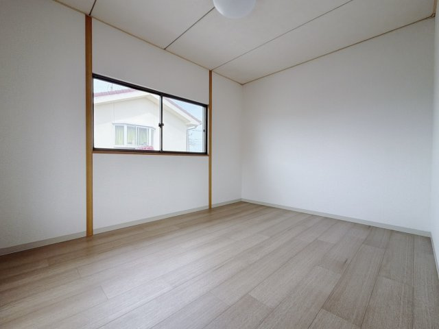 ■洋室｜お子様の一人部屋にピッタリな洋室。木のぬくもりを感じるフローリングは、天然木の味わいが時とともに深みを増していきます。また、傷にも強く、フリーワックスでお手入れもラクラクです♪