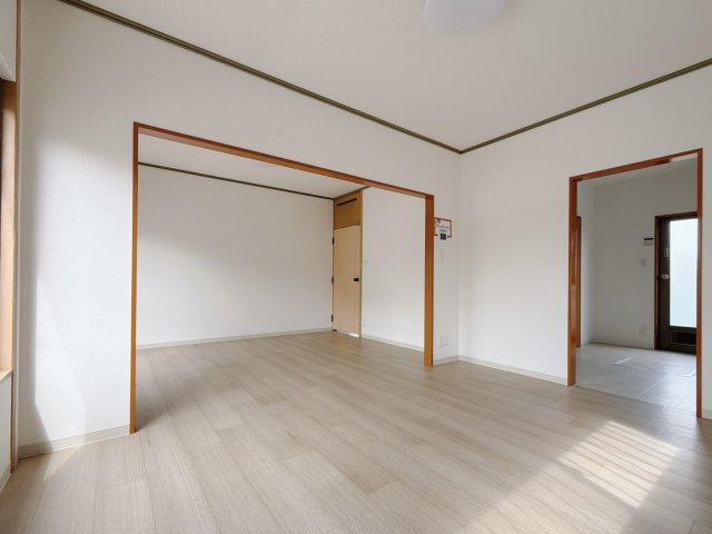■洋室｜シンプルな色味のためインテリアや小物で自由にアクセントを加えやすいのが魅力であり、日常の空間をオシャレに見せてくれます。
