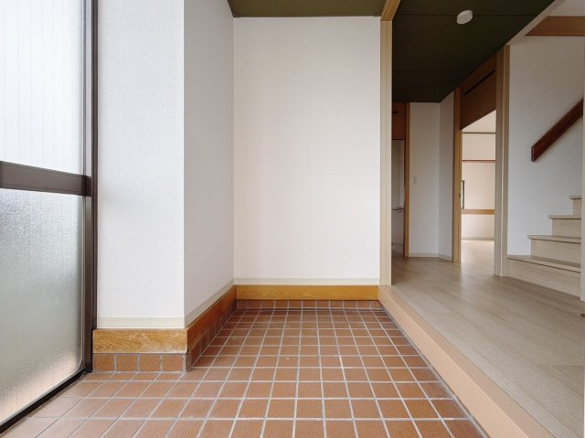 ■玄関｜自然光がたっぷりと差し込む玄関。太陽の光を浴びて元気にいってらっしゃい♪