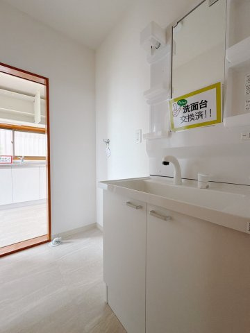 ■洗面室｜洗濯機を置いてもゆとりある広さの洗面脱衣室です。のびのびと使える洗面所には寒い冬にストーブをおいても邪魔になりません♪