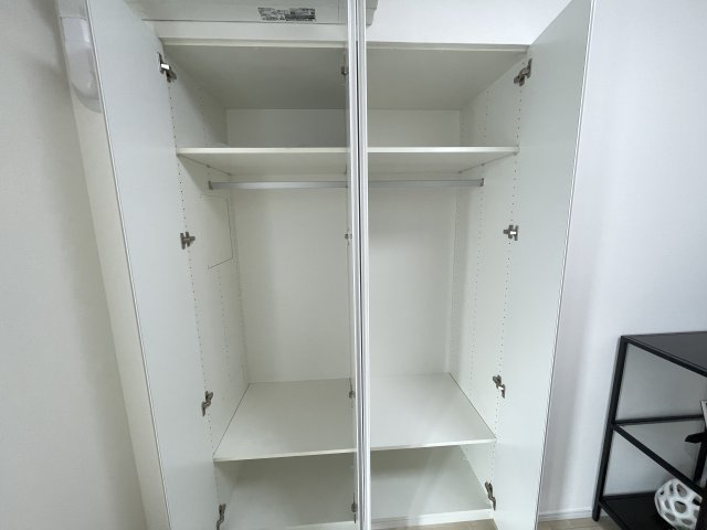 仕切りのあるクローゼットは、収納棚を追加しなくても、綺麗に整理整頓出来ます。　
