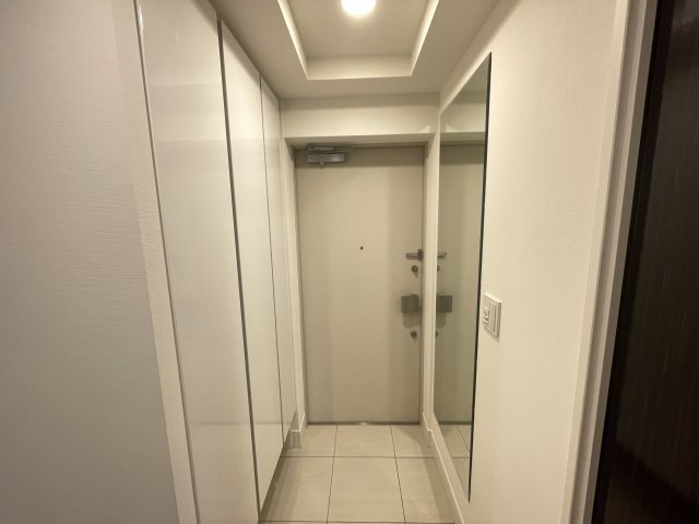 人感センサーのライト付きで、いつでも明るく迎えてくれる玄関。　