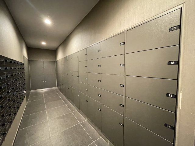 共働きや留守が多いご家庭でも安心な、宅配ボックス完備。　