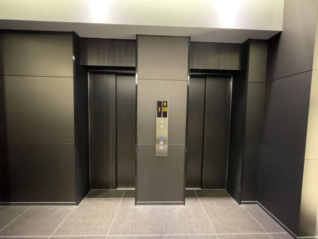重たい荷物を持っていても、エレベーターがあれば安心です。　