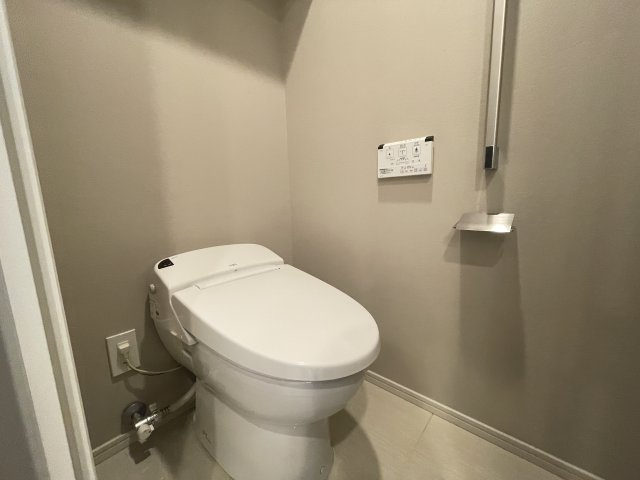 温水洗浄便座付きの清潔感あるトイレは、落ち着いた空間に。　
