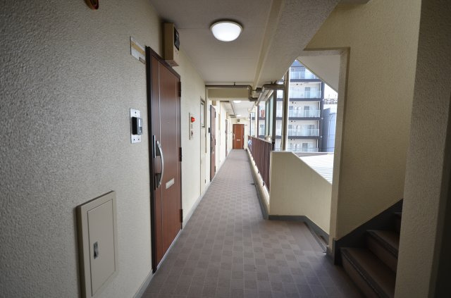 共用廊下と階段［当該住戸はエレーベーターを降りすぐです！共用部分の手入れも行き届いています！！］
