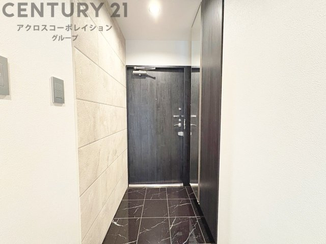 大きな玄関収納付きの玄関です　家族皆様の履物をしっかり収納できます　