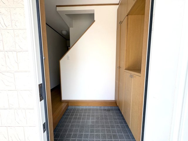 玄関が整い、来客時にも気持ちよく迎えられます