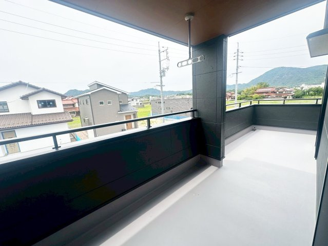 広々したバルコニーは洗濯干しに助かります