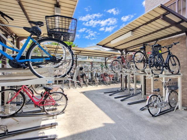 【駐輪場】　屋根付きの駐輪場は雨の日でも自転車の出し入れがしやすく、毎日便利に使えます。
