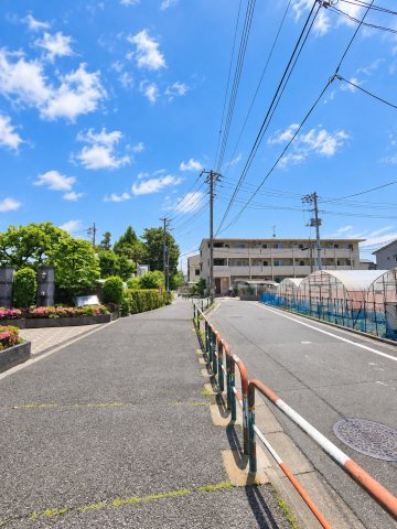 【前面道路】　前面道路は道幅にゆとりがあり、日常の車の行き来もスムーズに行えて安心です。