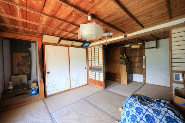 離れ-木目の天井が味わい深い和室。書斎や趣味部屋として活用可能。