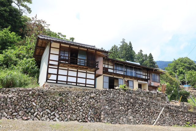 風情ある石垣の上に建つ住まい。重厚感のある雰囲気が魅力。