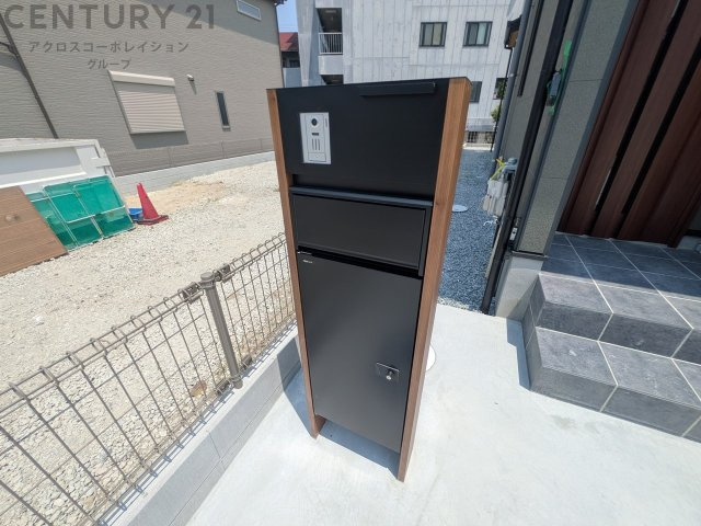 宅配ボックス機能付き門柱は荷物の受け取りや配達が便利で安全です。不在時でも荷物が確保され、盗難や損傷のリスクが減少。受け取り時間の柔軟性が向上。外出先からでも荷物の受け取りや預けが可能となります。