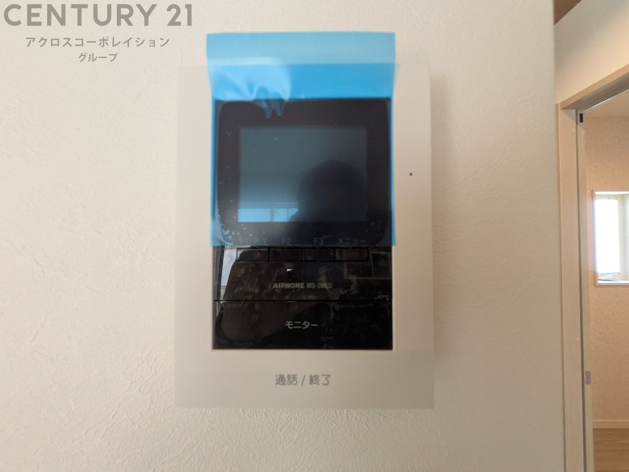 訪問者が来たときにテレビ画面で確認できるため、安心してドアを開けられます。録画機能があるものもあり、留守中に来訪者を記録しておくことができます。利便性が高く、セキュリティ面でも安心です。