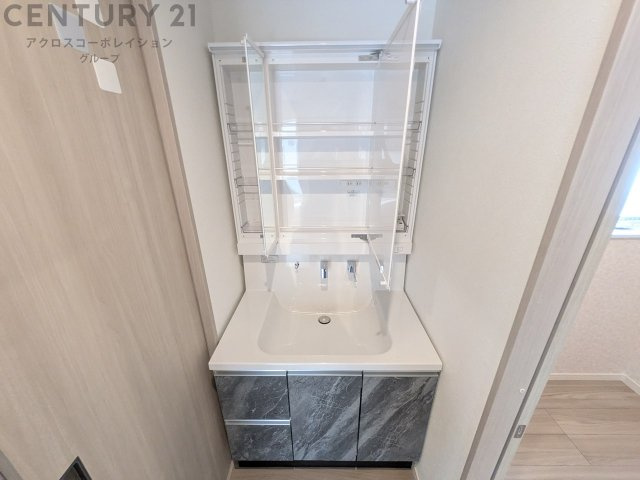 化粧品や洗顔料、歯ブラシなどの必需品をまとめて置ける収納スペースがあり、使用するたびに取り出す手間が省けます。また、水回りのため、濡れても大丈夫な素材が使用されており、お手入れが簡単です。