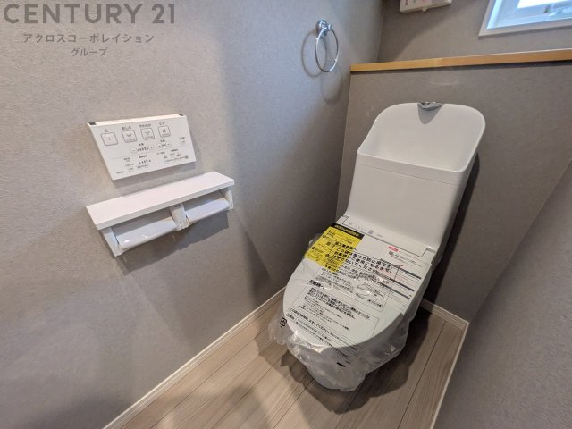 温水洗浄便座付トイレは温水洗浄機能により、暖かい水でおしりを洗浄することができ、冷たい水を使う従来の便座に比べ、温水洗浄機能で暖かいトイレを提供し、快適な使用を可能にします。